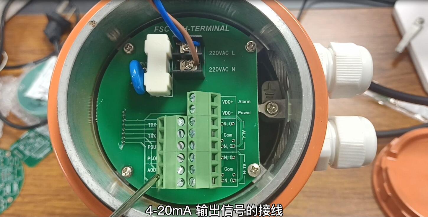 电磁流量计安装示意图(分体式电磁流量计接线教程)(图1) 电磁流量计输出信号线与电源线接法演示