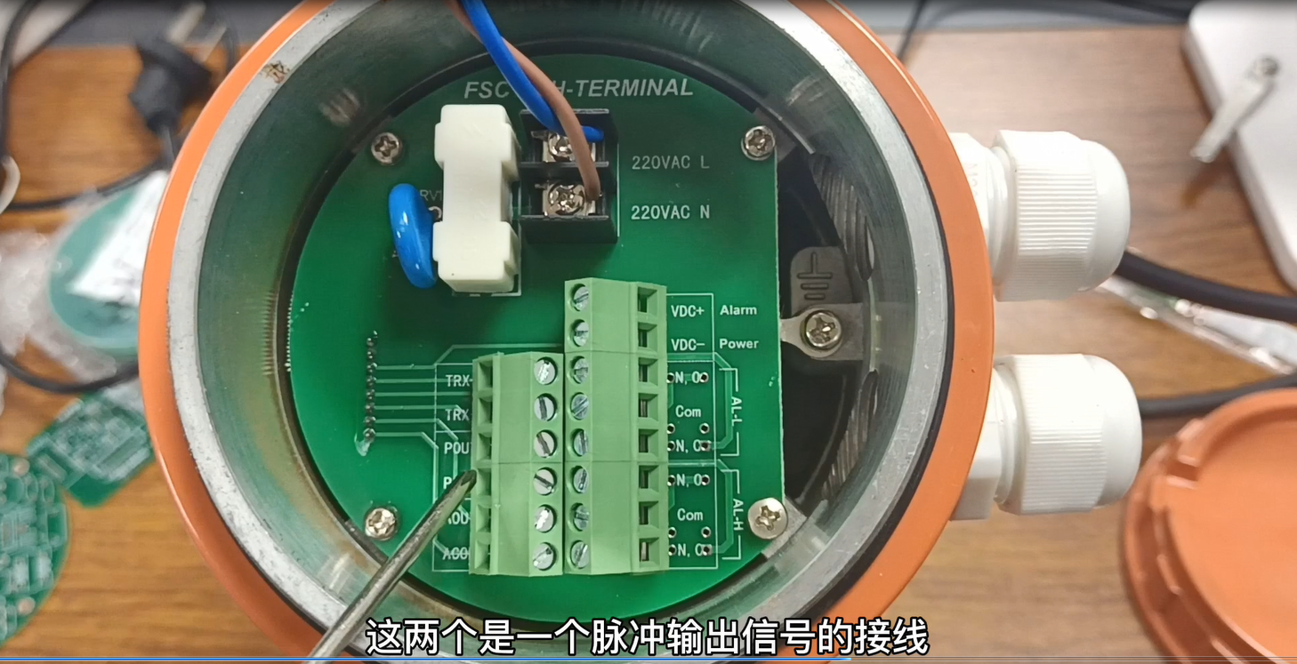 电磁流量计安装示意图(分体式电磁流量计接线教程)(图3) 电磁流量计输出信号线与电源线接法演示